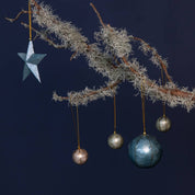 Kinta Pallina di Natale con cappuccio, strisce e dettagli dorati, 6 cm: Magenta