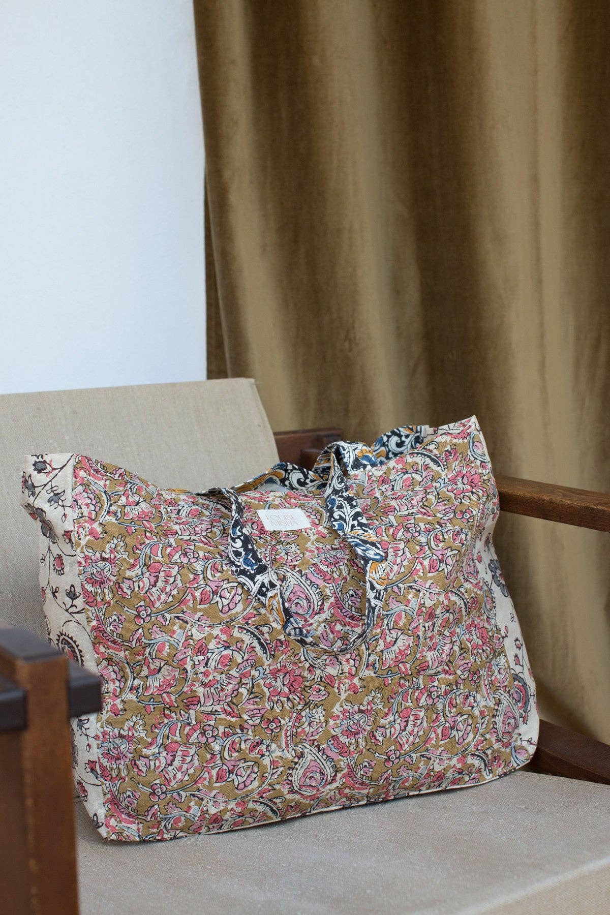 Louise Misha Borsa tote Beverly con motivi floreali arancione, blu e rosa: Poema di miele e carbone / L
