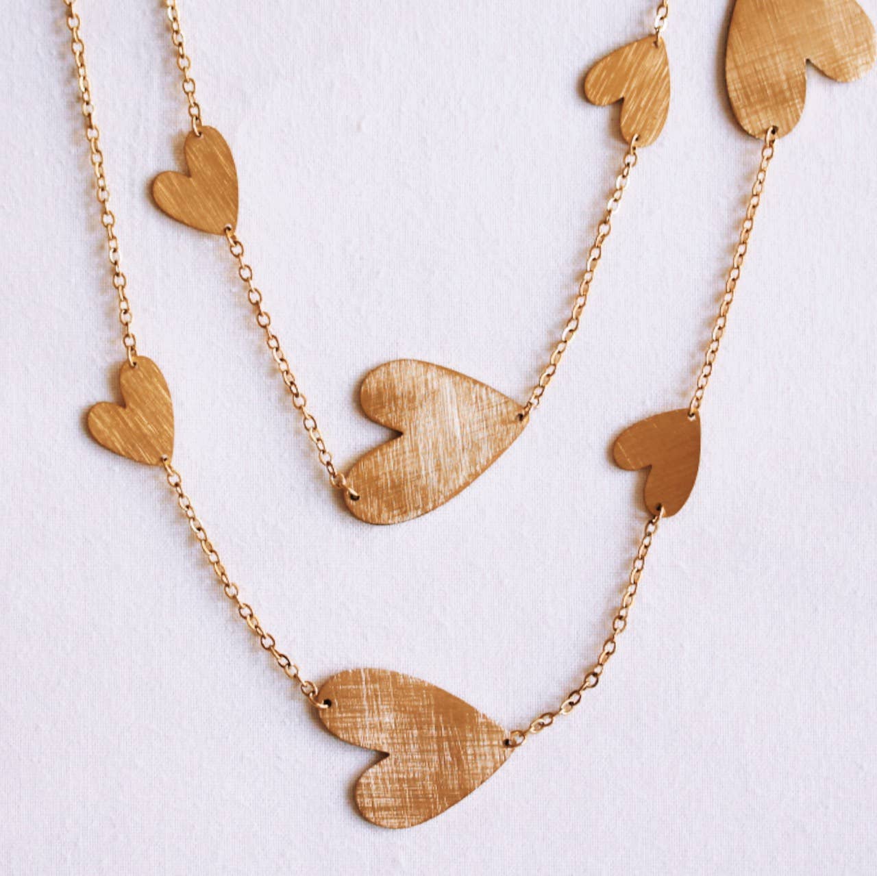 Bazou Collana lunga con cuori opachi