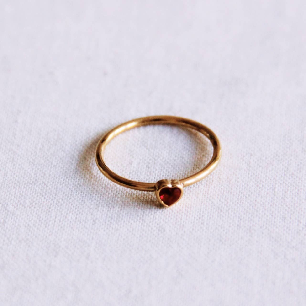 Bazou Anello minimalista con cuore di cristallo - rosso
