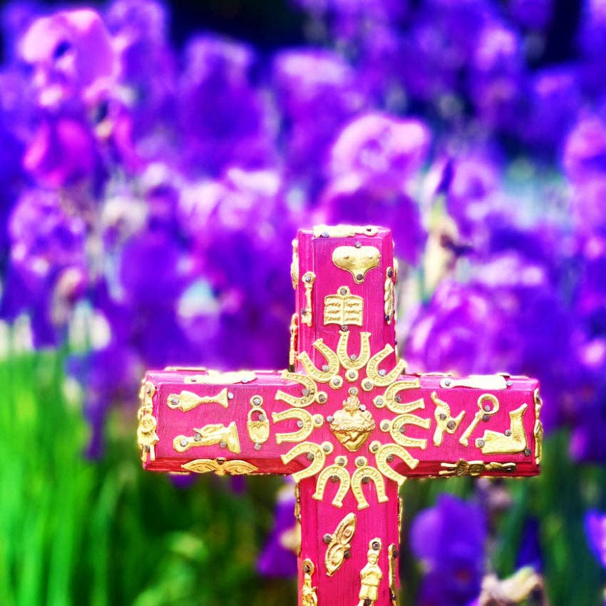PINK PAMPAS Croce messicana artigianale in Legno con ciondoli ex voto