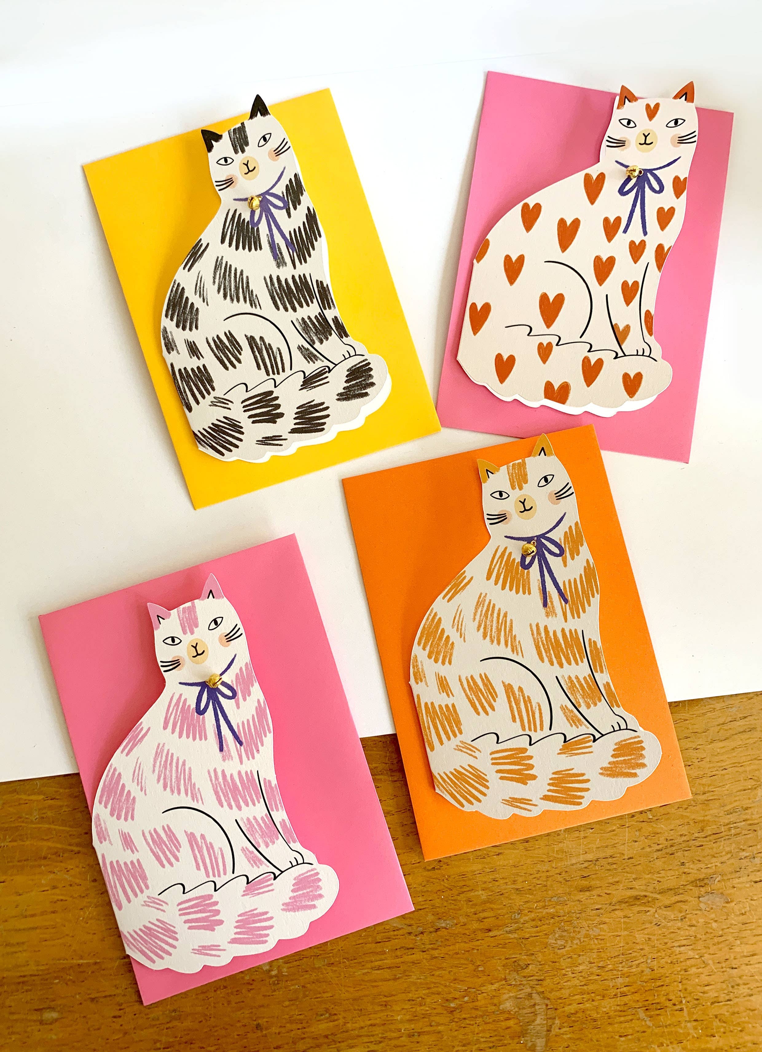Kitty Kenda Papergoods Biglietto di auguri a forma di gattino seduto Loveheart