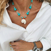 Goupi Lab Collana di perline turchesi con grande conchiglia di nautilus beige