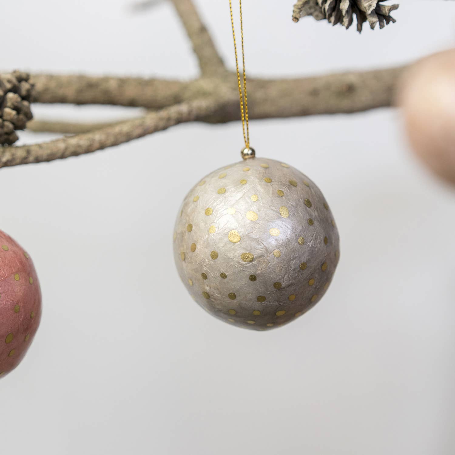 Kinta Palla di Natale con cappuccio, pois e dettagli dorati, 6 cm: Bianco