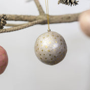 Kinta Palla di Natale con cappuccio, pois e dettagli dorati, 6 cm: Bianco