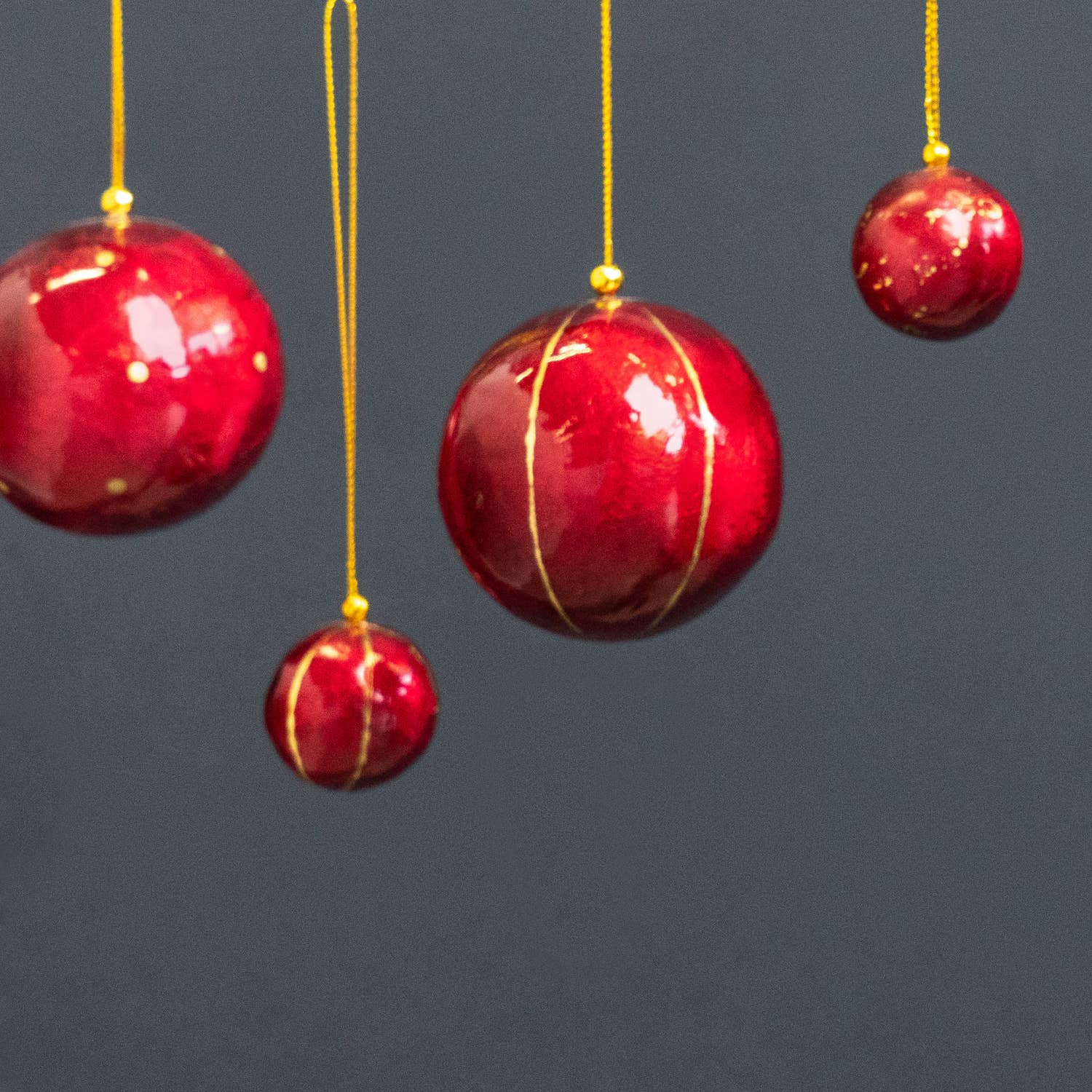 Kinta Pallina di Natale con cappuccio, strisce e dettagli dorati, 6 cm: Arabic Red