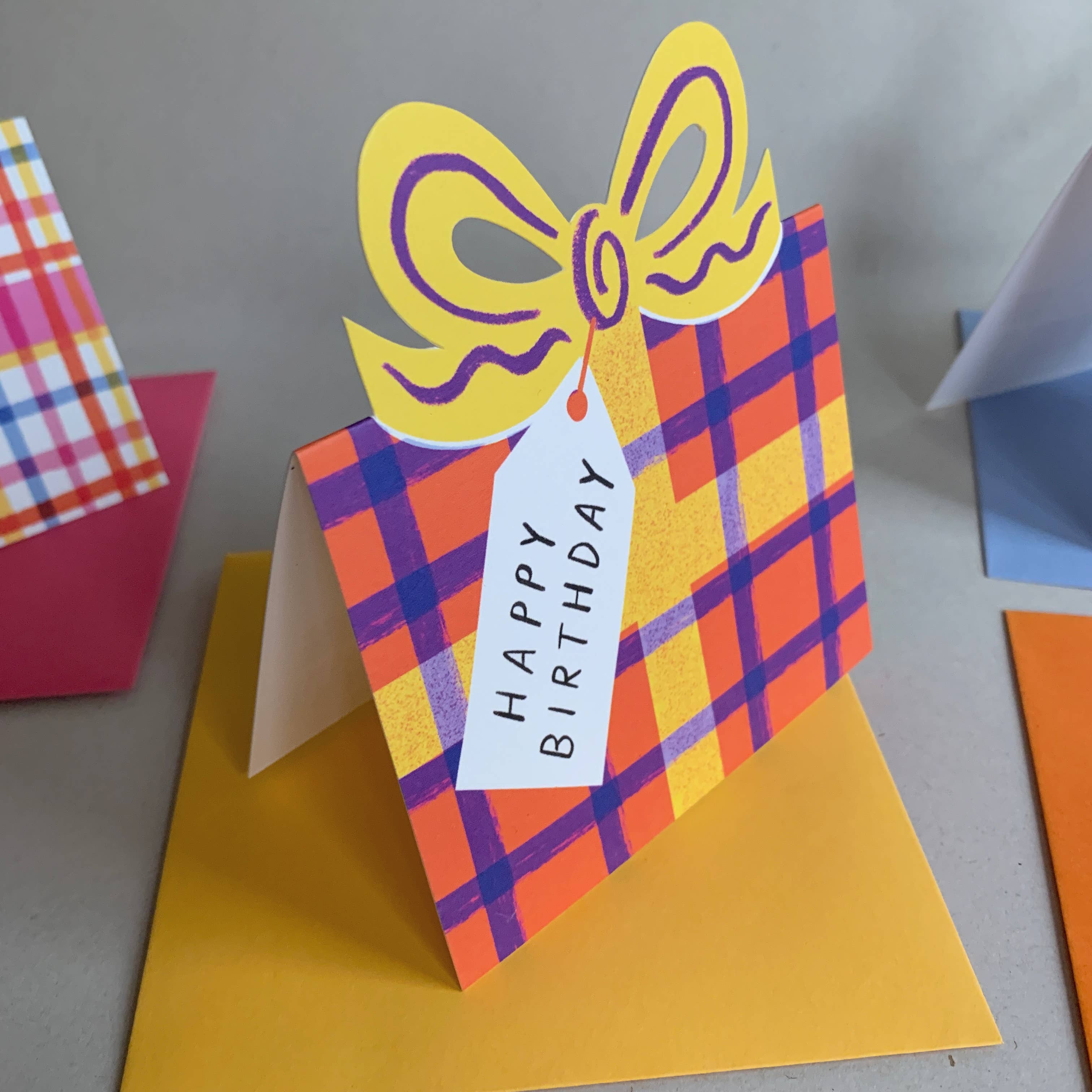 Kitty Kenda Papergoods Biglietto di Auguri a Forma di Fiocco per Compleanno - Quadri Rosso Blu
