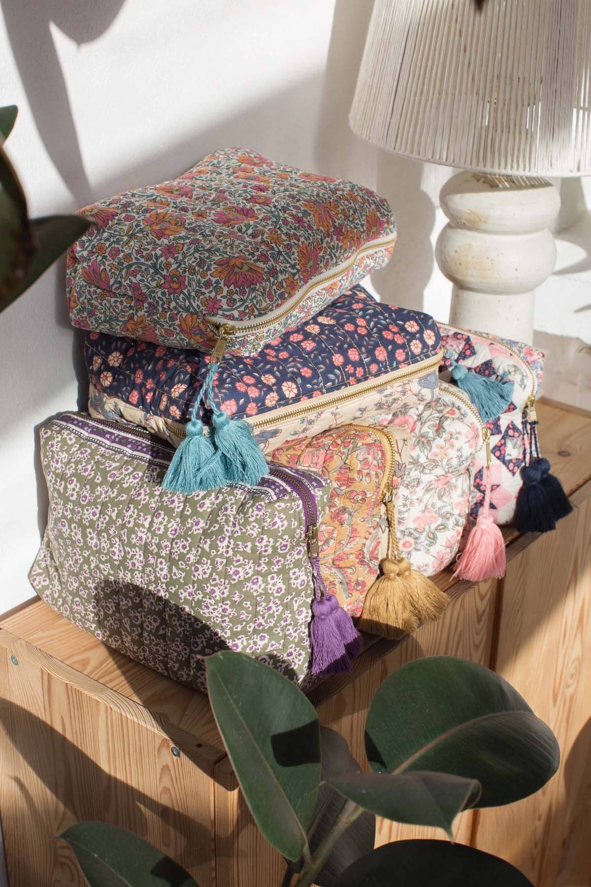 Louis Misha - Pochette trapuntata con nappe, fiori verdi e viola: Senza / Sogni di Fresia Kaki / S