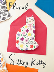 Kitty Kenda Papergoods Biglietto di auguri a forma di gatto seduto a forma di gattino: Festa della mamma floreale