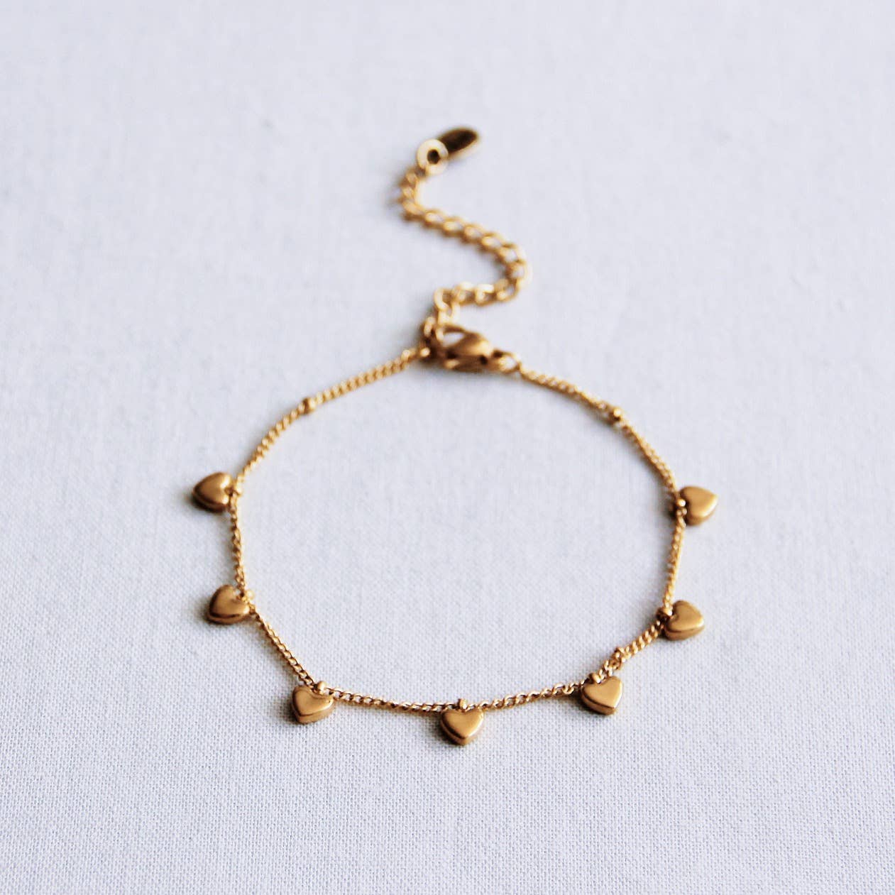 Bazou Bracciale Charm con mini cuori — oro