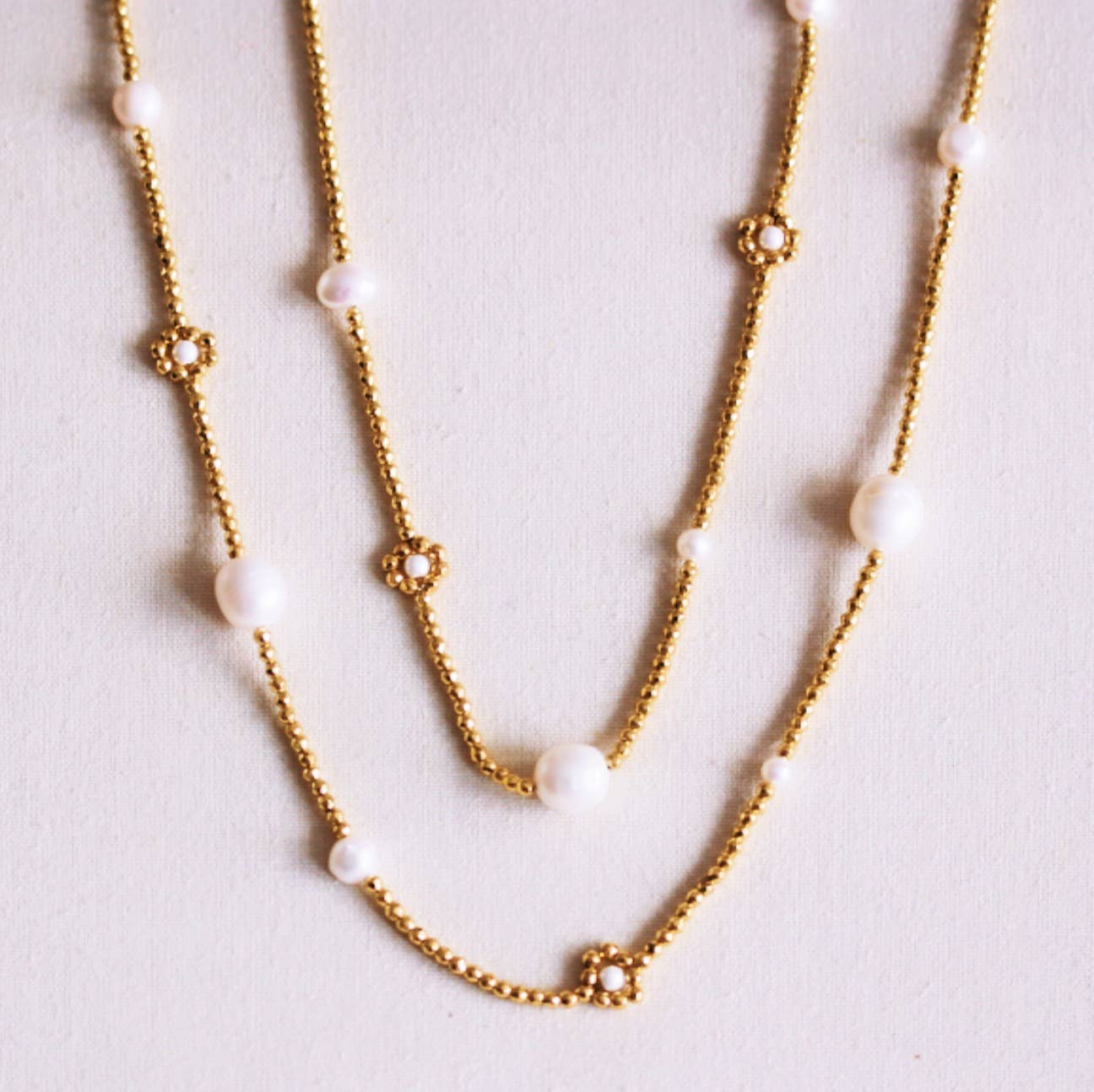 Bazou Collana lunga con perline, perle e fiori di margherita