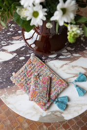 Louise Misha Domina pochette trapuntata con nappine colorate e stampa floreale rosa, arancione e verde: Giardino d'Inverno d'Avorio / VOI