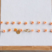 Bazou Collana con fiore di margherita in rosa salmone/arancione