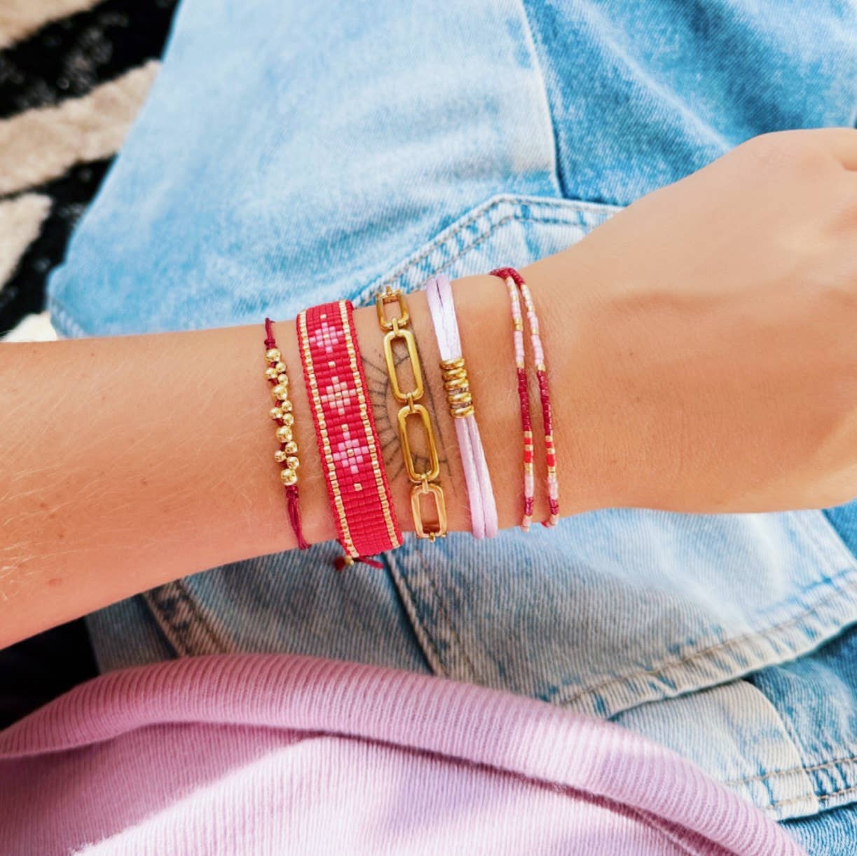 Bazou Bracciale in raso con perline color oro - bordeaux