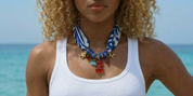 Goupi Lab Collana con foulard in raso stile porcellana con ciondoli in vetro