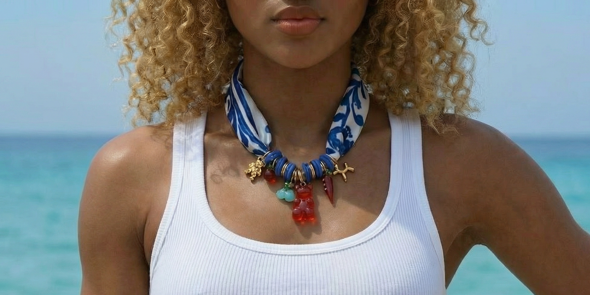 Goupi Lab Collana con foulard in raso stile porcellana con ciondoli in vetro
