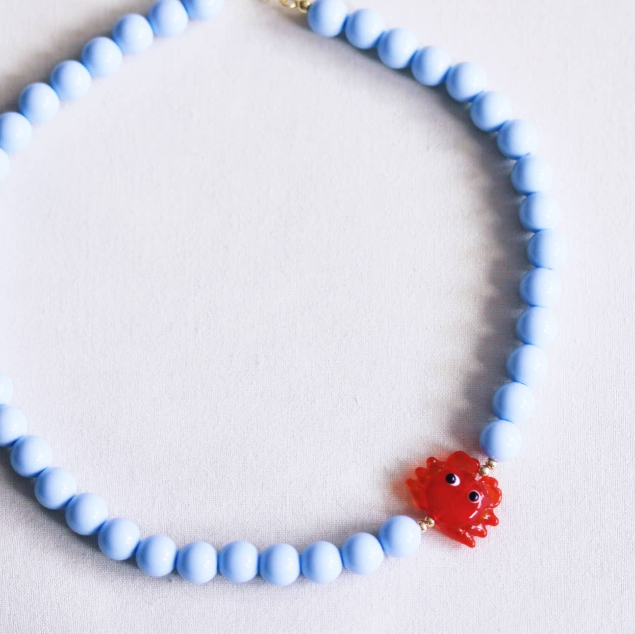 Bazou Collana di perline con granchio - azzurro chiaro