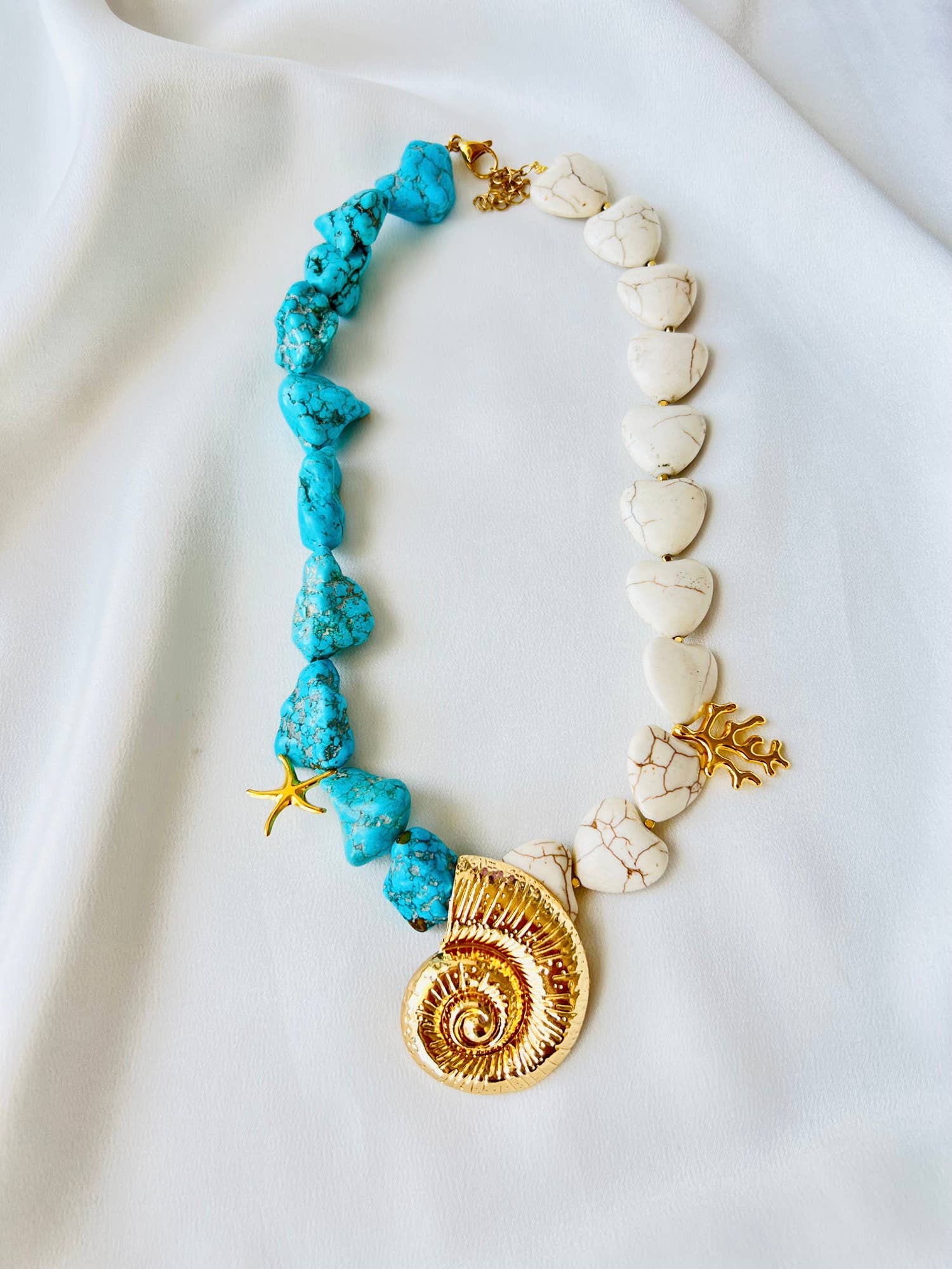 Goupi Lab Collana conchiglia dorata e pietre semipreziose con pendente a nautilus o palma: Bianco sporco / Grande conchiglia dorata