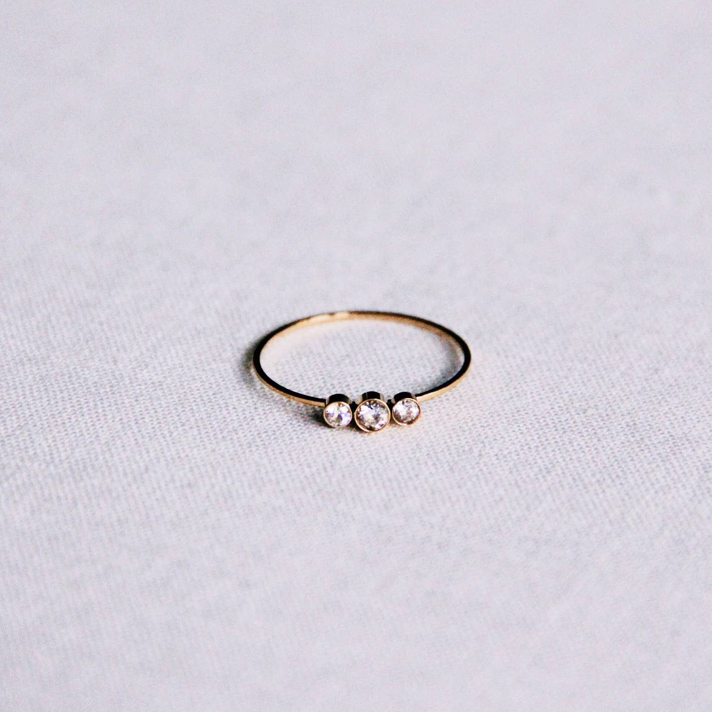 Bazou Anello minimalista in acciaio con 3 mini zirconi - oro