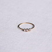 Bazou Anello minimalista in acciaio con 3 mini zirconi - oro